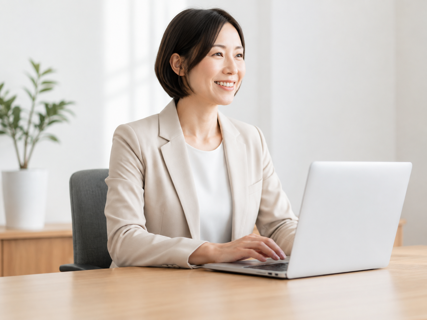 ノートパソコンで業務をする社会保険労務士